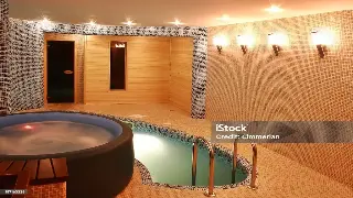 解锁按摩新境界：专业按摩工具的巧妙使用指南 poster